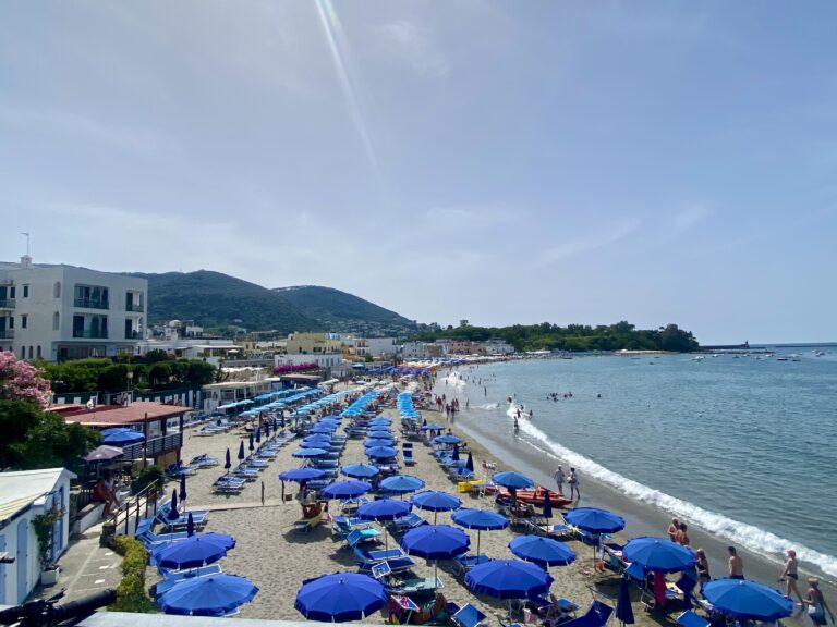 IschiaTourist cala il sipario dopo 45 anni: addio al tour operator che ha portato l’isola in Germania