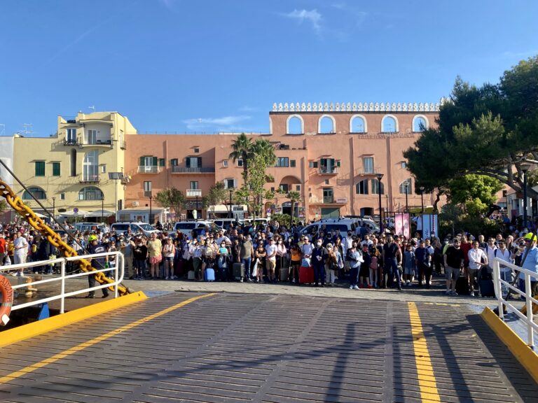 Procida, nuovi disservizi nei trasporti marittimi: il Comune ottiene una corsa straordinaria Caremar