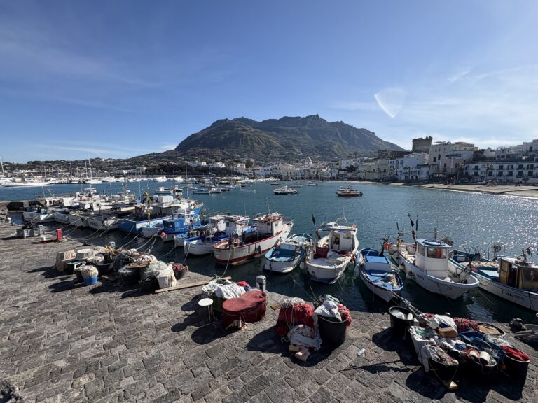 Forio candida il porto ai fondi per l’economia blu: progetto da 97mila euro per riqualificazione e sostenibilità