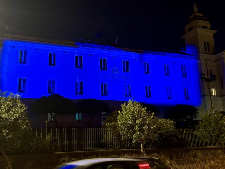  Il Municipio di Casamicciola si tinge di blu per ricordare le vittime dei conflitti nel mondo