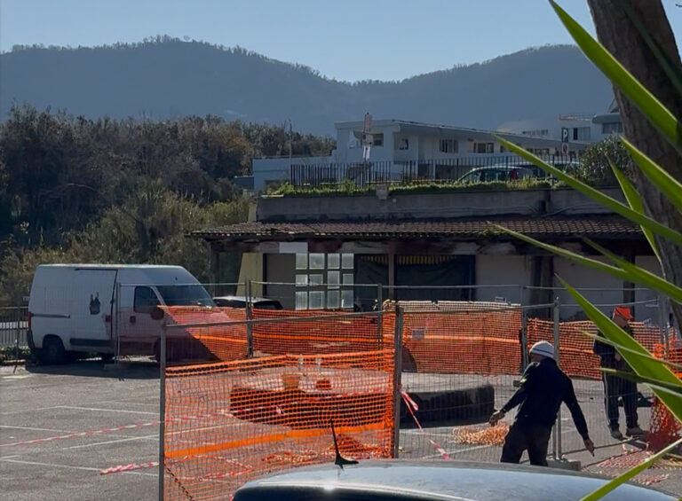 Ischia, chiude il parcheggio inferiore a via Morgioni: al via il cantiere per il nuovo asilo nido