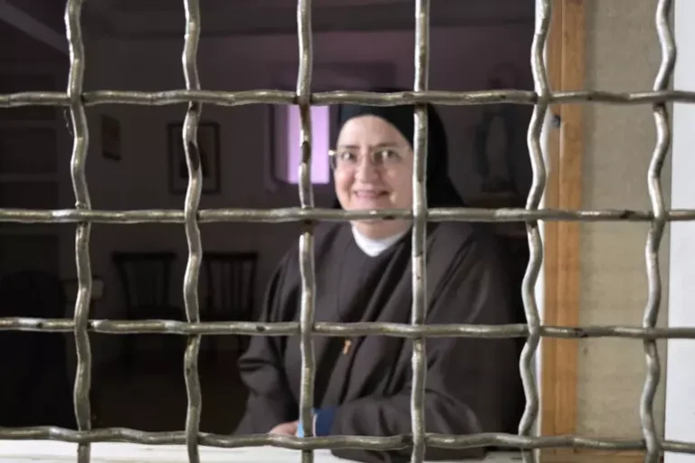 Suor Rosa, l’ischitana che rompe gli schemi: «La clausura è una porta aperta, le donne celebrino messa»