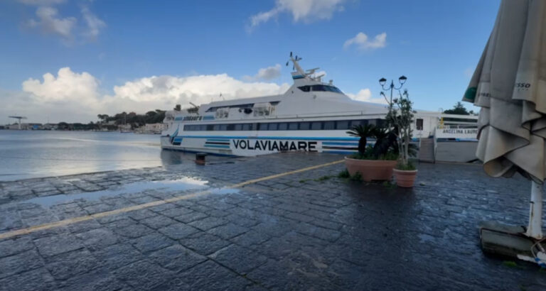 Ischia e Procida: Allerta meteo gialla dalle 12 ,disagi nei trasporti marittimi, Alilauro si ferma