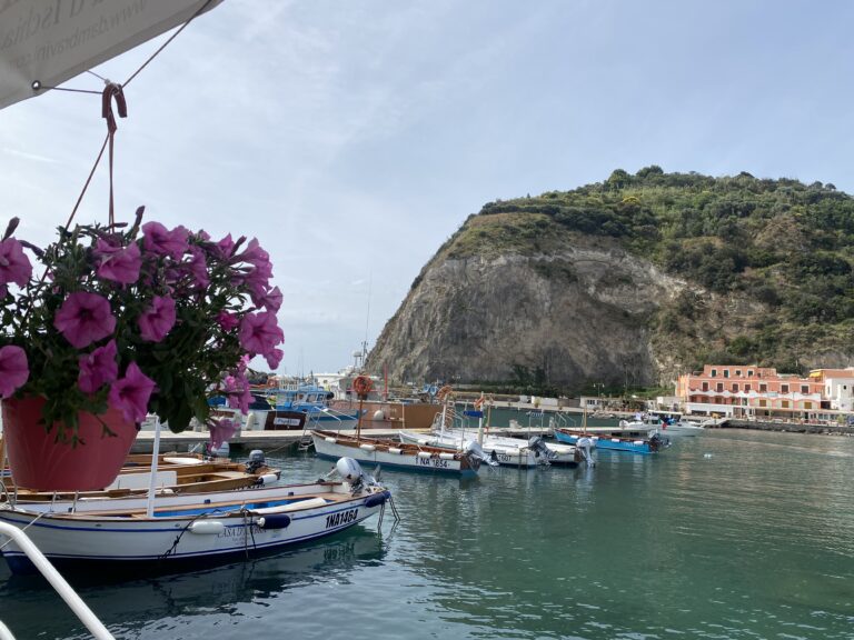 Serrara Fontana, aggiudicati i lavori per i nuovi servizi a terra del porto turistico di Sant’Angelo