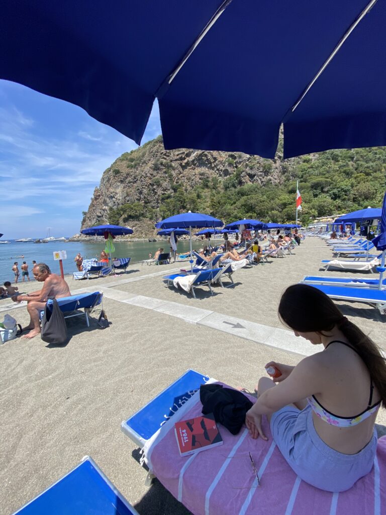 Campania, almeno il 30% delle spiagge dovrà essere libero: la Regione accelera sulla gestione del litorale