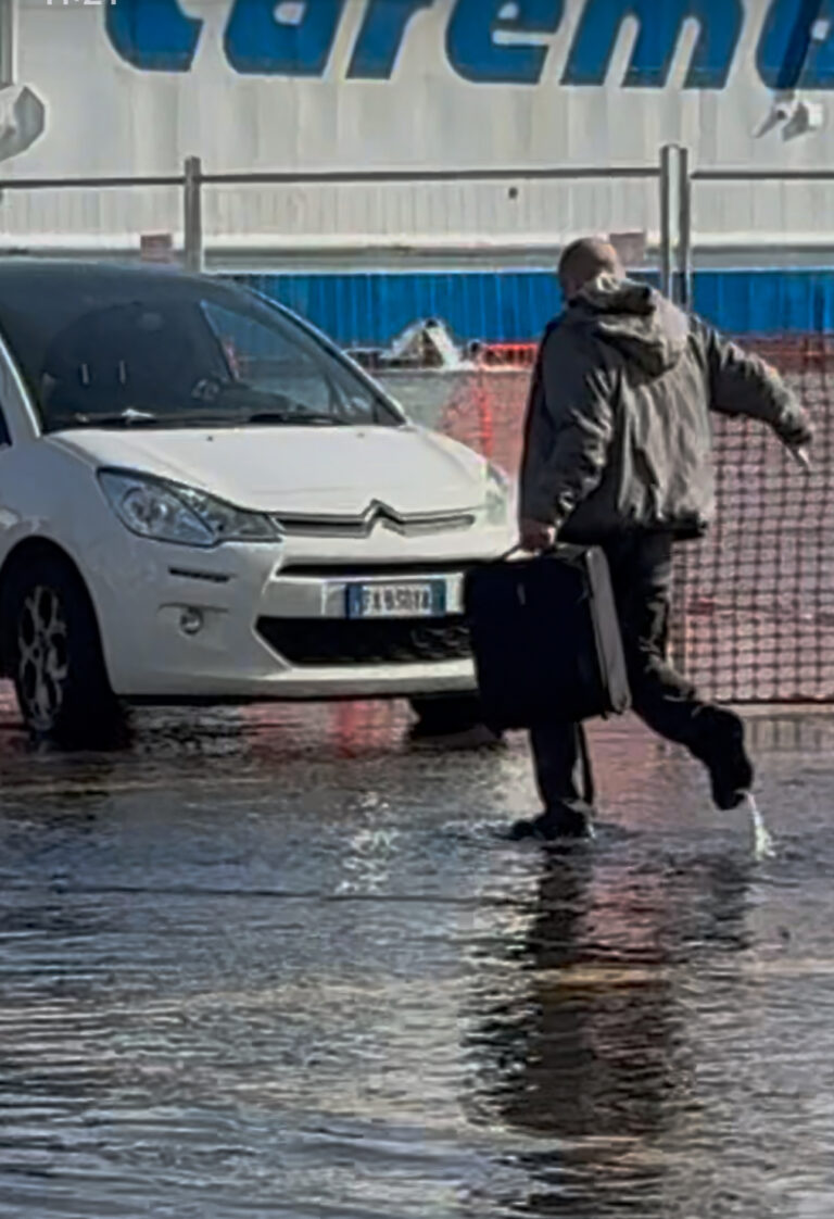 Cronaca dalla Banchina Olimpica: passeggeri nell’acqua, porto di Ischia in affanno. AICOM: urge aiuto