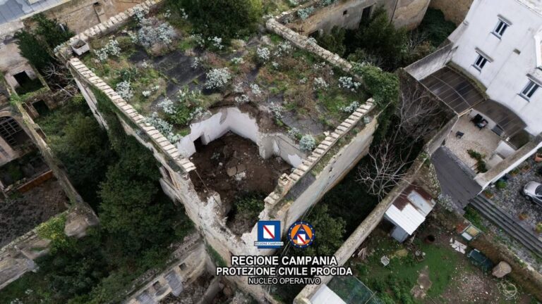 Procida, Ambrosino: “Massima determinazione per mettere in sicurezza l’ex caserma delle guardie”