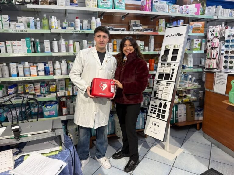 Procida diventa sempre più “Isola Cardio Protetta”: consegnati i primi defibrillatori del progetto che salva vite