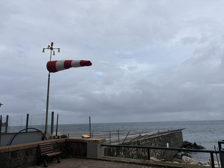 Vento e Mare agitato nel Golfo di Napoli: collegamenti marittimi in difficoltà con Ischia e Procida 
