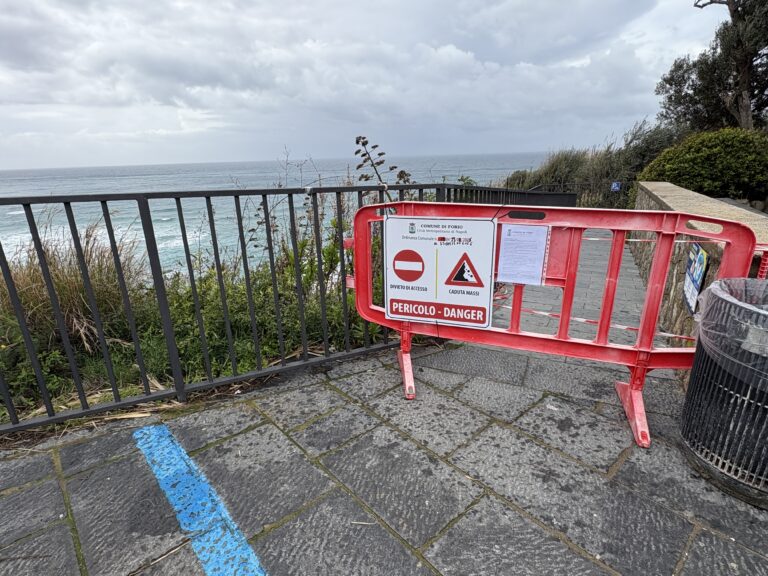 Forio, chiusa la spiaggia di Cava dell’Isola: ordinanza del Sindaco dopo i danni del maltempo