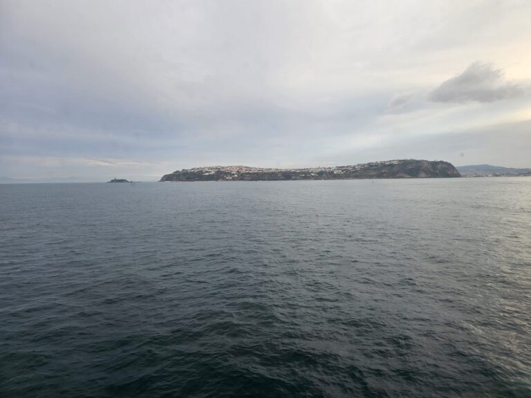 Procida, nave veloce Caremar costretta a sostare 20 minuti fuori dal porto in attesa dell’attracco