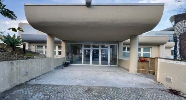 Il Teatro Poli di Ischia riapre dopo il restyling: in scena “Duje Chiapparielle” degli Attori per Caso