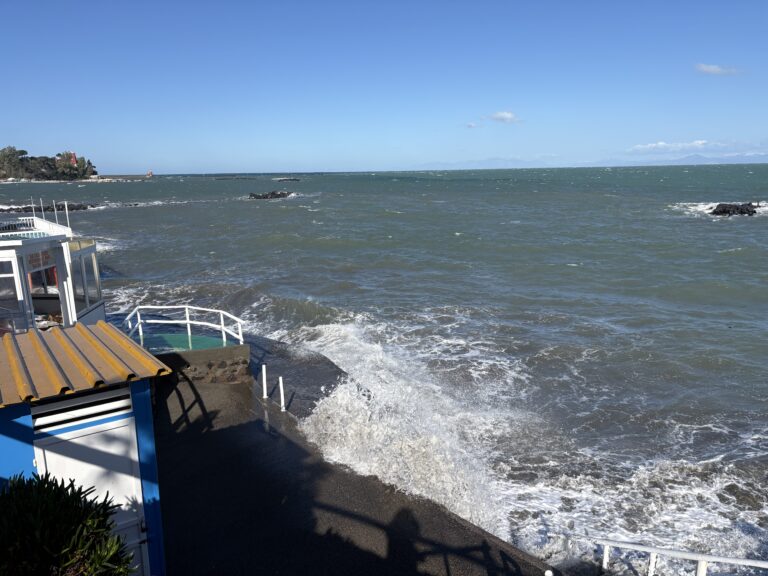 Mare grosso blocca i collegamenti con Ischia e Procida nel Golfo di Napoli
