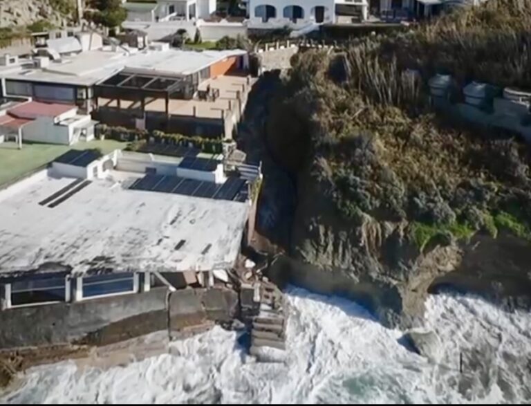 Forio, crolli e cedimenti a Cava dell’Isola: ampliata l’area interdetta dopo i danni causati dal mare