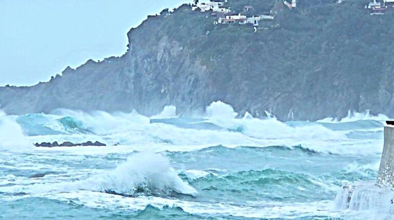 “INFERNO” DI ACQUA SALATA A FORIO: NUOVA VIOLENTA MAREGGIATA SULLE COSTE DELL’ISOLA D’ISCHIA