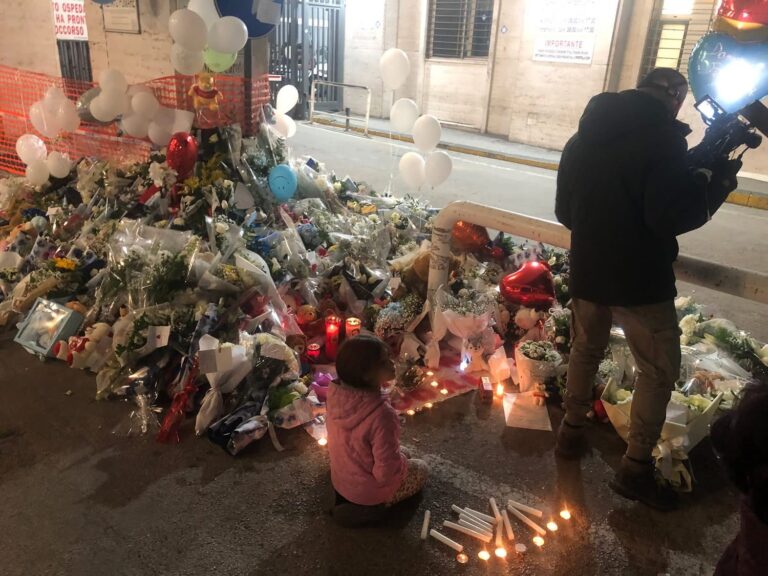 Napoli, una città in silenzio attorno al piccolo Domenico