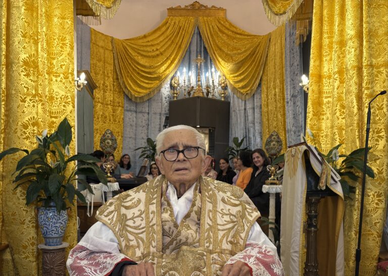 LUTTO DON CAMILLO: DIRETTA ORE 19 DEL CORTEO CHE ACCOMPAGNERÀ IL FERETRO IN CHIESA  