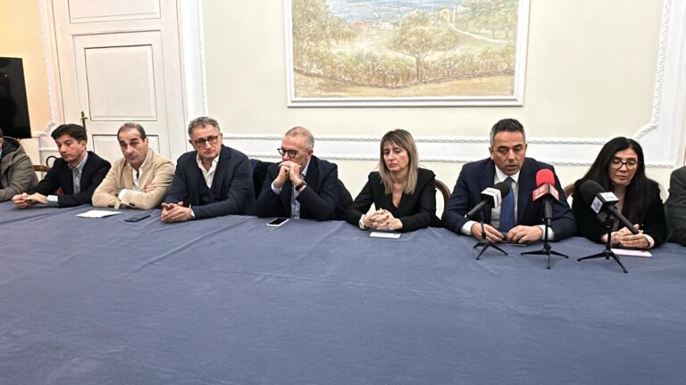 Ischia, Ricostruzione: confronto in corso al Palazzo Reale. Feola incontra i sindaci. Live sul canale 80 