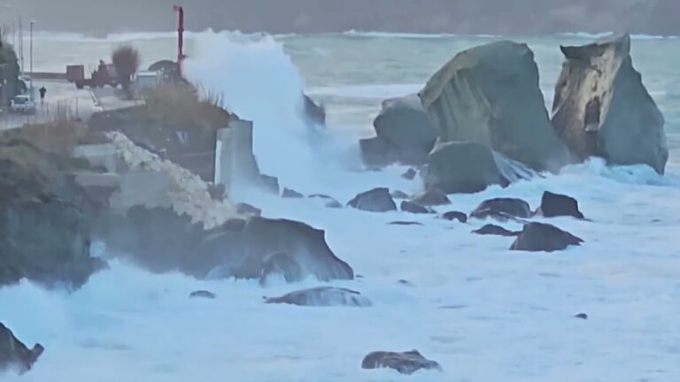 LA FURIA DEI MAROSI SULL’ISOLA, ALLERTA METEO ARANCIONE