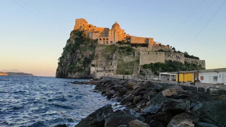 Ischia Ponte e le serrande abbassate: il tramonto delle botteghe nel cuore del borgo