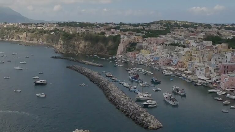 PROCIDA, IL COMUNE ATTINGE A FONDO DI 130 000 EURO PER UNA DEMOLIZIONE