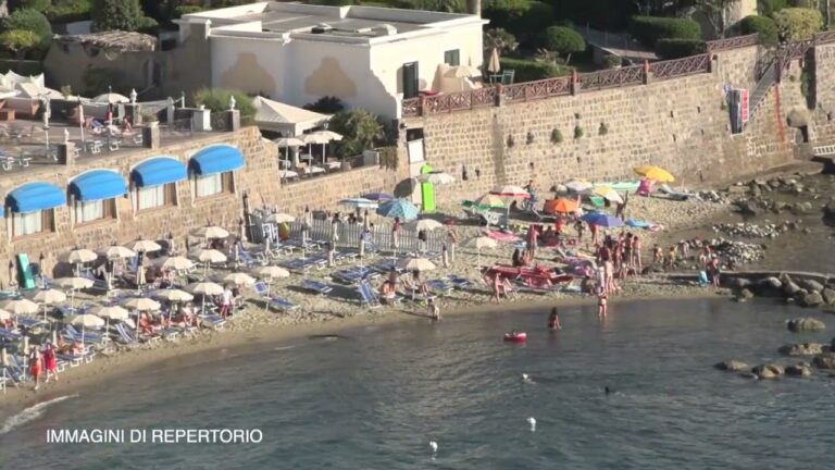 CAMPANIA, SVOLTA SULLE SPIAGGE: ALMENO IL 30% DEGLI ARENILI SARÀ LIBERO 