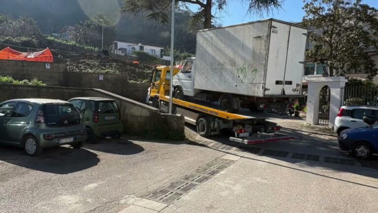 ISCHIA MAXI OPERAZIONE DI BONIFICA: RIMOSSI VEICOLI ABBANDONATI E RIFIUTI SPECIALI