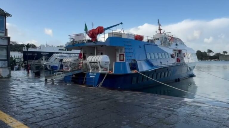 PONTONE POZZUOLI, LARASPATA: SIAMO STANCHI, DUE ANNI CHE CI PRENDONO IN GIRO