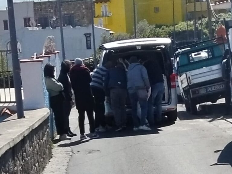 Uomo trovato senza vita a Panza: comunità sotto shock