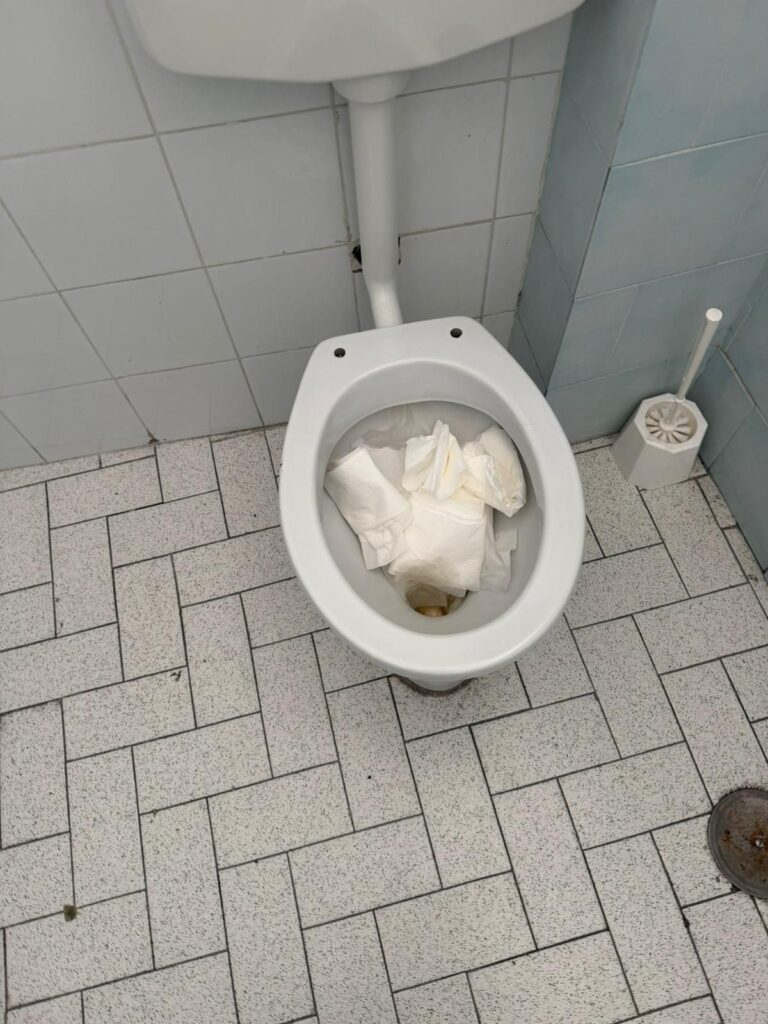 Casamicciola, studenti del Mattei senza acqua da ore: “Bagni chiusi e nessuna uscita per emergenza sanitaria”