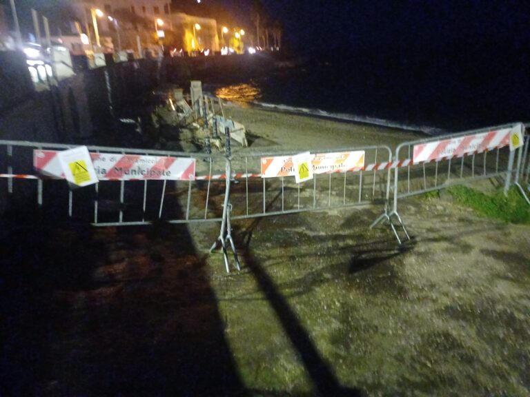 Dispersione energia elettrica, interdetta la spiaggia dell’eliporto: il Comune di Casamicciola chiude l’area dopo il riaffiorare dei cavi elettrici