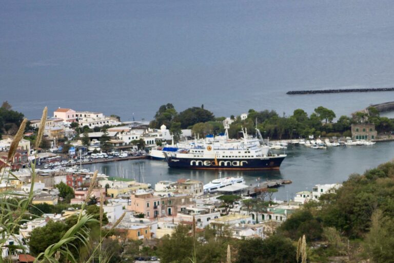 Collegamenti marittimi in crisi: la Prefettura convoca un vertice decisivo: Ischia attende risposte