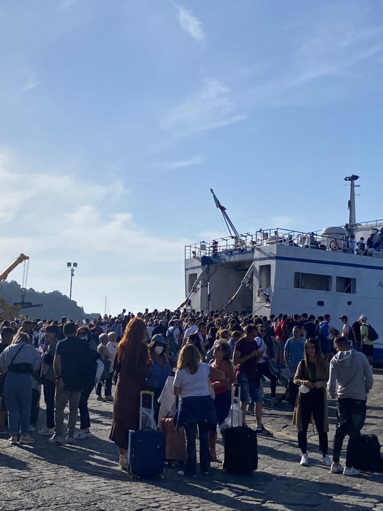 Procida, scattano da oggi al 15 ottobre stop a sbarchi e circolazione per i non residenti