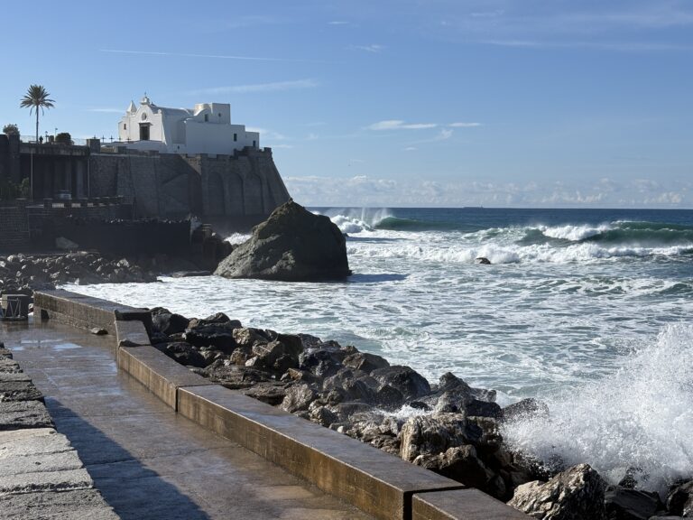 Campania, allerta meteo gialla, vento e mare agitato