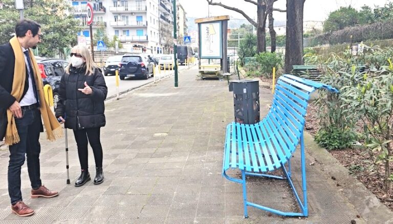 ORDINE FISIOTERAPISTI DI NAPOLI E ANIMASS CELEBRANO SINDROME SJÖGREN: INAUGURATA PANCHINA AZZURRA