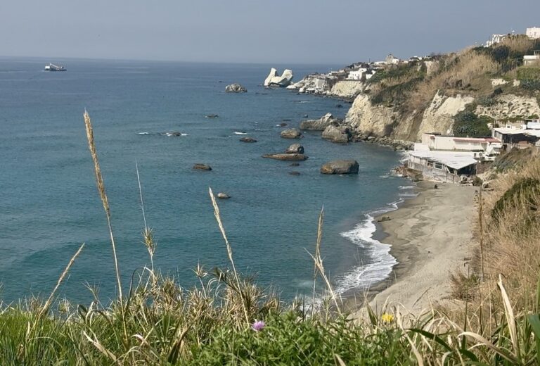 Forio – Proroga dei lavori di consolidamento a Cava dell’Isola: sicurezza rafforzata lungo la costa 