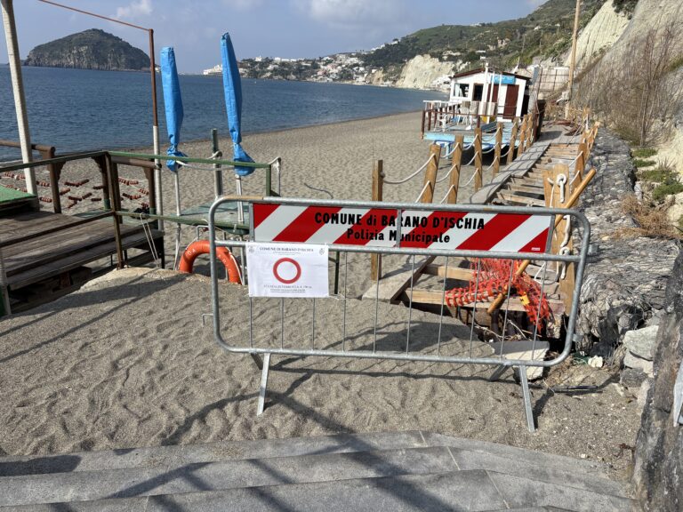 Passerella dei Maronti danneggiata dalle mareggiate: il Comune interdice l’area e la FIBA chiede lo stato di calamità