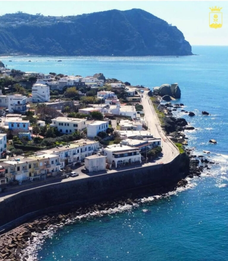 Forio, riapre Via G. Mazzella con doppio senso di circolazione