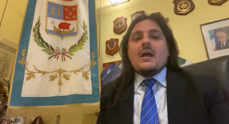 Dignità e diritti: Bacoli introduce distributori pubblici di assorbenti gratuiti. Primo in Campania