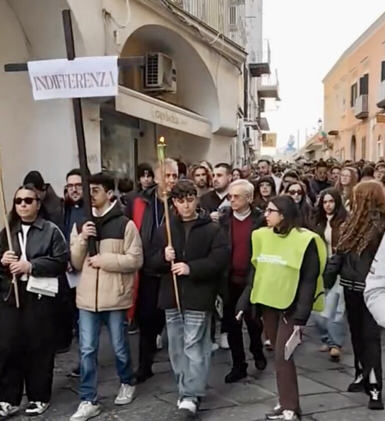 Un solo cammino, un solo cuore: Ischia illuminata dai passi dei giovani