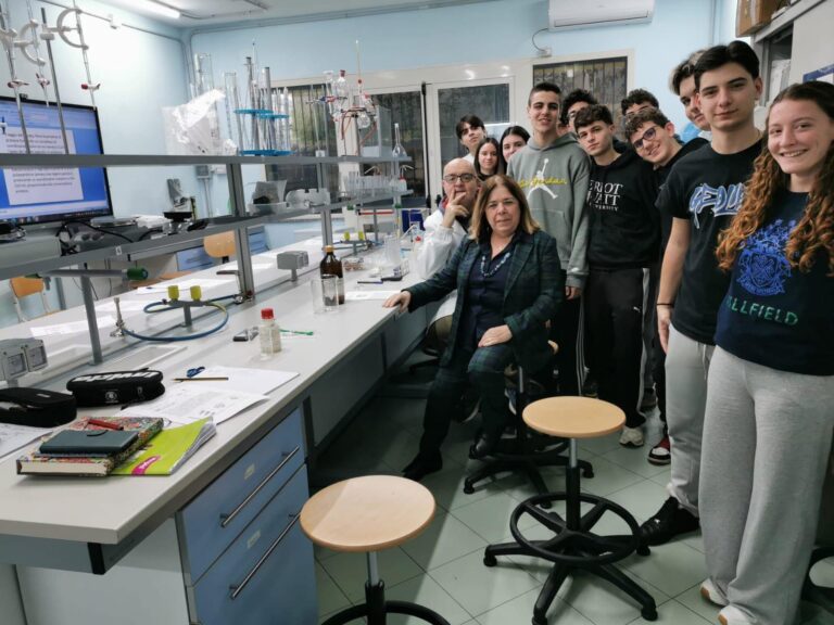 Quando la chimica diventa esperienza: un viaggio nel laboratorio del Buchner