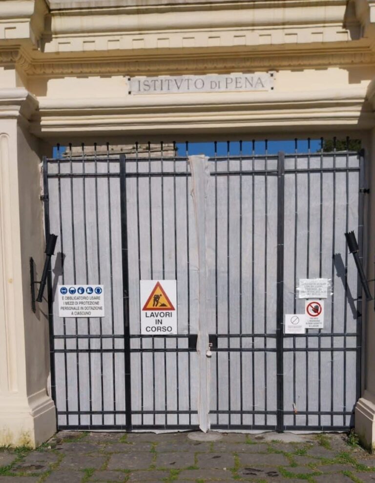 Procida, lavori di messa in sicurezza a Palazzo d’Avalos: avviato l’intervento dopo il crollo della parete della Caserma delle Guardie