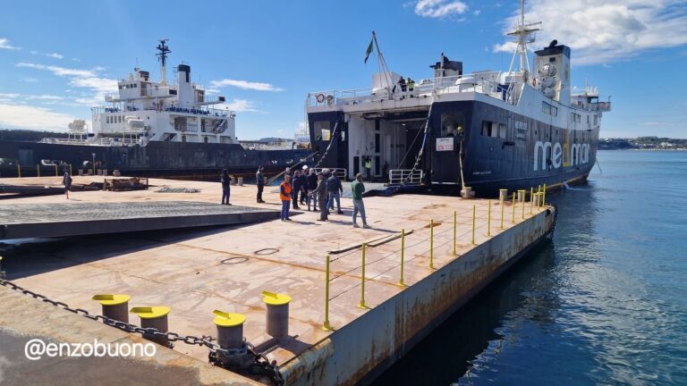 Prove di carico sul pontone “Campania”: il porto di Pozzuoli verso la piena operatività