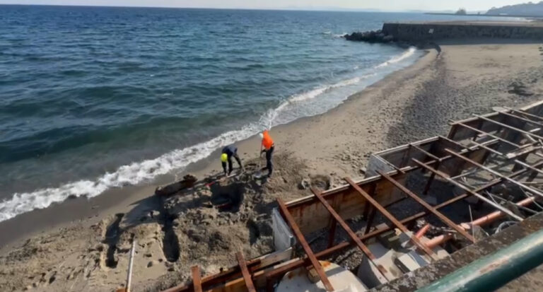 Casamicciola–Lacco Ameno, al via gli interventi sui cavi elettrici riemersi dopo le mareggiate alla spiaggia dell’eliporto