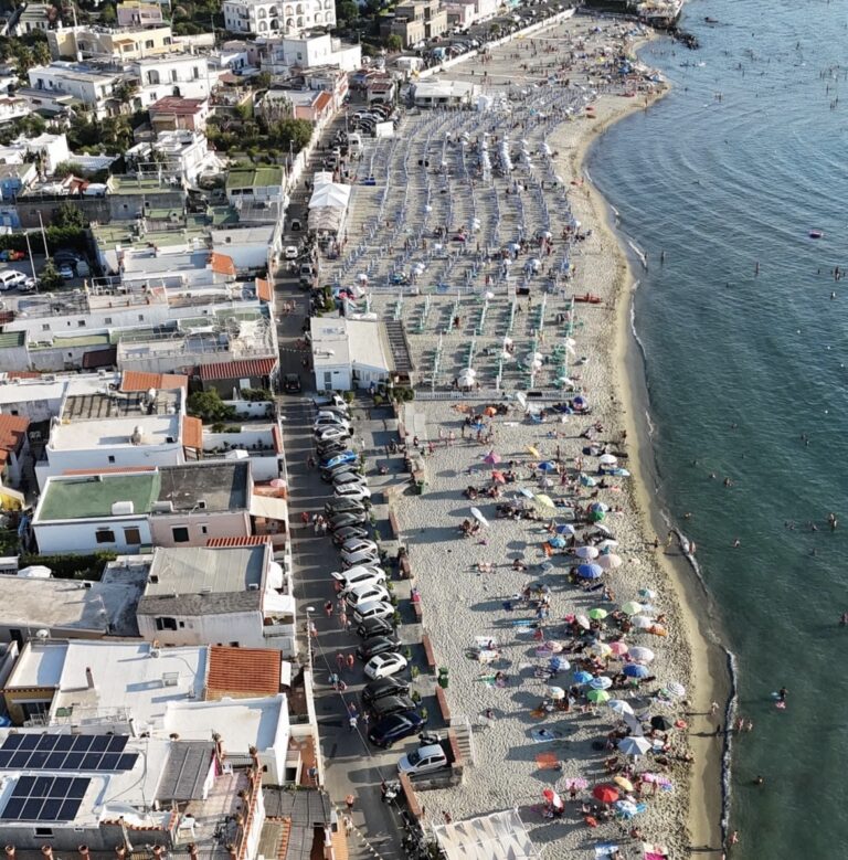 Forio aggiorna la sosta in via Fortino e Spinesante: abbonamenti semestrali e più categorie ammesse