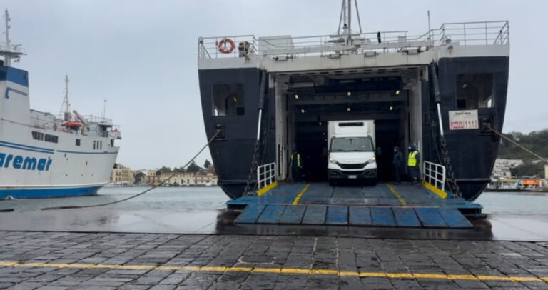 Ischia, scatta il divieto di sbarco: stop ai veicoli campani dal 3 aprile al 31 ottobre. Ecco le deroghe