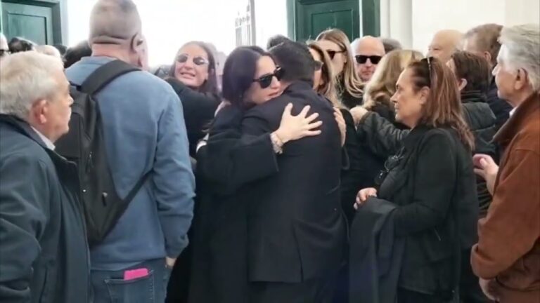 FOLLA E COMMOZIONE PER L’ULTIMO SALUTO A SALVATORE LAURO