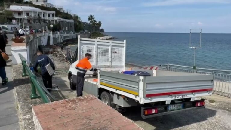 CASAMICCIOLA, INTERVENTI IN CORSO SUI CAVI RIEMERSI ALLA SPIAGGIA DELL’ELIPORTO