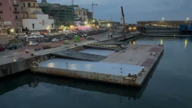 POZZUOLI, HABEMUS PONTONE: DOPO MESI DI ATTESA ARRIVA IL GIORNO DELL’INAUGURAZIONE