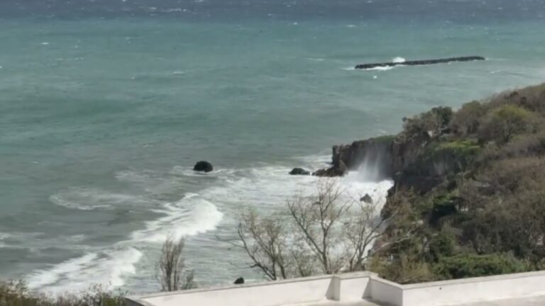 ISCHIA FLAGELLATA DAL MALTEMPO: MARE AGITATO, CROLLO TERMICO, COLLEGAMENTI SOSPESI